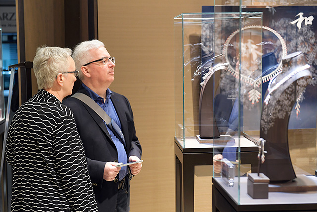 參觀者駐足竹報平安作品 參觀者駐足竹報平安作品