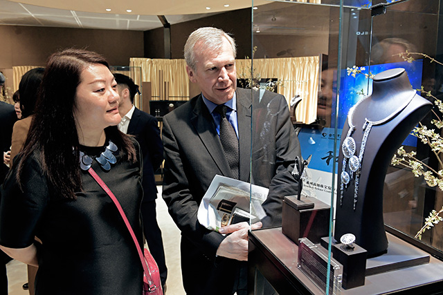 比利時前首相駐足雨巷作品 比利時前首相駐足雨巷作品