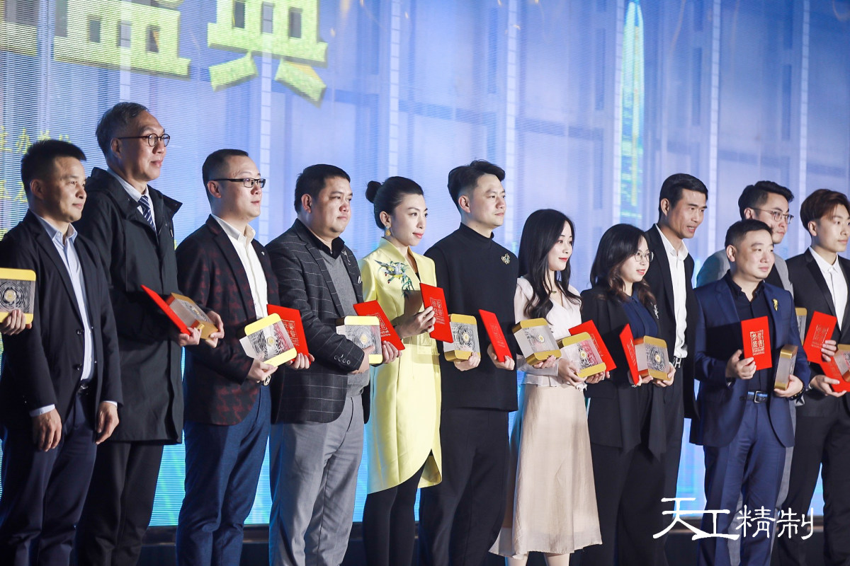 金伯利鉆石集團研發經理黃瑋女士(右5)領獎 金伯利鉆石集團研發經理黃瑋女士(右5)領獎